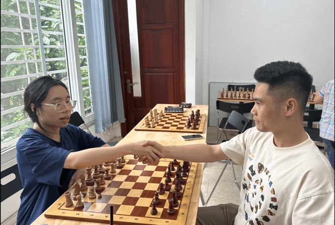 Học viên Caissa bắt tay đối thủ trước ván đấu tập